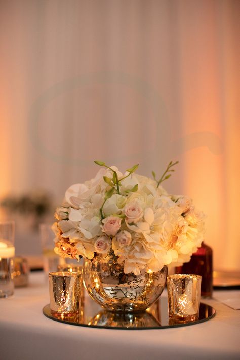 Wedding Centerpieces With Mirror Base, Gold Mercury Glass Centerpiece Wedding, Circle Mirror Centerpiece Wedding, Gold Mirror Centerpiece Wedding, Elegant Gala Centerpieces, Wedding Centerpieces On Mirrors, Mirror Base Centerpiece, Mirror Centerpiece Ideas Wedding, Centerpieces With Mirror Base