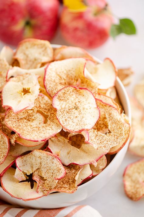 Homemade Apple Chips Ovens, Baked Apple Chips Recipe, Baked Apple Chips, Cinnamon Apple Chips Baked, Oven Baked Apple, Apple Chips Recipe, Dehydrated Apples, Monday Recipes, Cinnamon Apple Chips