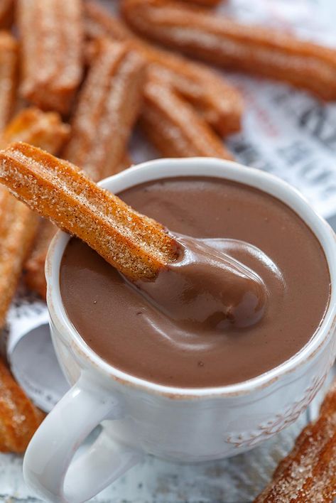 Cómo hacer chocolate a la taza (receta fácil de chocolate caliente) | PequeRecetas Costco Churros, Breakfast Finger Foods, Spanish Churros, Spanish Breakfast, Glutenfri Baking, Homemade Churros, Chocolate Dipping Sauce, Churros Recipe, Croquembouche