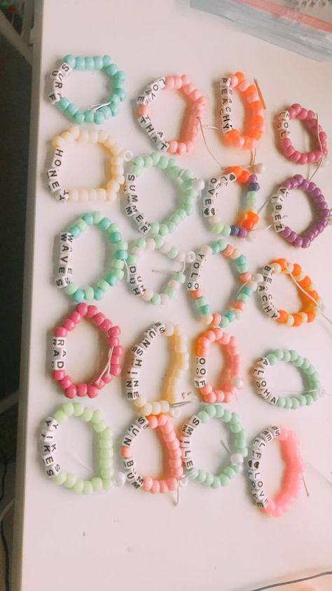 What To Write On Your Bracelet, What To Write In Bracelet, Aesthetic Pony Bead Bracelets, What To Put On Bracelets, Preppy Bracelet Ideas With Words, Things To Spell Out On A Bracelet, Summer Words To Put On Bracelets, Bracelets Colors Ideas Beads, Cute Things To Put On Bracelets Words