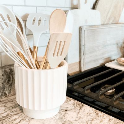 33 Absolute Best Graduation Party Ideas of 2022 - By Sophia Lee White Kitchen Utensils, Apartment Hacks Organizing, Sophia Lee, Cool Dorm Rooms, Neutral Kitchen, Utensil Storage, Aesthetic Kitchen, Dollar Store Organizing, Kitchen Utensil Holder