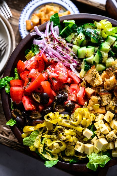 Italian Chopped Salad Vegetarian, Chopped Salad Vegetarian, Italian Salad Vegetarian, Vegan Italian Chopped Salad, Vegan Pizza Salad, Chopped Salad Vegan, Vegan Dinner Salad, Vegan Chopped Salad Recipes, Best Italian Salad Recipes