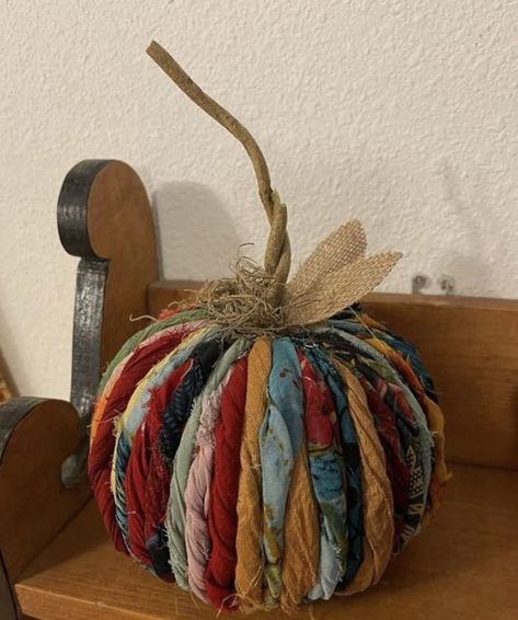 Darling idea by Alicia Pratt, but instead of foam base, an upcycled one. Christmas Ornaments Fabric, Fall Pumpkin Crafts, Folding Origami, Fabric Christmas Ornaments Diy, Christmas Ornaments Diy, Quilted Christmas Ornaments, Fall Thanksgiving Decor, Pumpkin Fall Decor, Fall Halloween Crafts