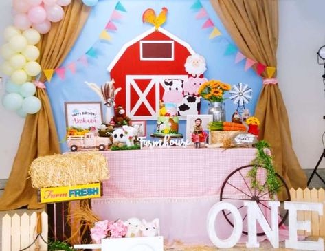 Old Macdonald Theme 1st Birthday / Birthday "Old MissDonald Had a Farm" | Catch My Party Old Macdonald Birthday, Mcdonalds Birthday Party, Power Ranger Birthday Party, Caterpillar Birthday, Cow Birthday Parties, Old Macdonald, 1st Birthday Party For Girls, Hungry Caterpillar Birthday, Farm Animals Birthday Party