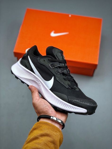 NIKE PEGASUS TRAIL 3 2021 em 2022 Nike Shoes Outfit, Men Fashion Shoes, Slip On Tennis Shoes, Kicks Shoes, Nike Shoes Outfits, Shoes Outfit Fashion, Shoe Design Sketches, Nike Pegasus, Shoes Outfit