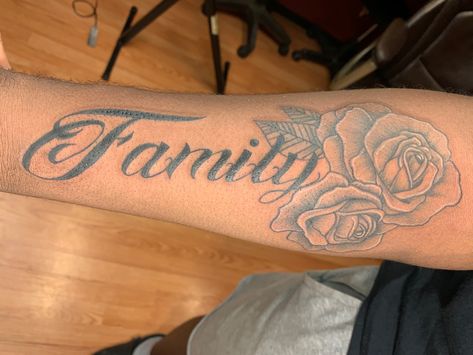 Forearm tattoo with family and roses Family Tattoos With Roses, Family And Roses Tattoo Design, Men’s Forearm Tattoo Ideas Family, Name Tattoo With Roses Forearm, Family First Tattoo For Men Forearm, Rose Familia Tattoo, Family Tattoos Forearm, Family 1st Tattoo, Family Rose Tattoo For Men