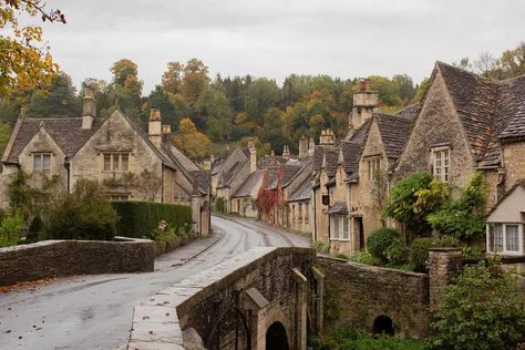 Small English Village, England Aesthetic, Castle Combe, Peak District National Park, Small Town Life, English Village, Crystal Aesthetic, Jade Crystal, Park Hotel