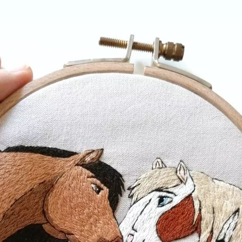 Embroidery Jeans Diy, Embroidered Canvas Art, Horse Embroidery, Embroidery Hoop Art Diy, Illustration Tutorial, Embroidered Horse, Animal Portraits, Embroidered Canvas, Hobby Horse