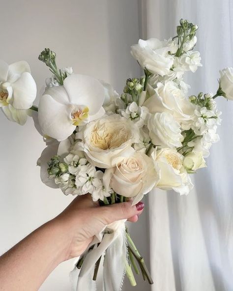 Piel de Mango on Instagram: "Neutral dream 🫧🤍💍🪽 . . #weddingbouquet #neutralbouquet #orquidbouquet #florist #flowerfineart #floralart #floristeriamallorca #luxuryflowers #weddingsmallorca" Full White Bouquet, Posy Bridal Bouquet, Neutral Fall Wedding Flowers, Wedding Bouquets 2024, Soft Floral Aesthetic, Wedding Bouquets Peonies, White Wedding Aesthetic, Luxury Wedding Bouquet, Unusual Bouquets