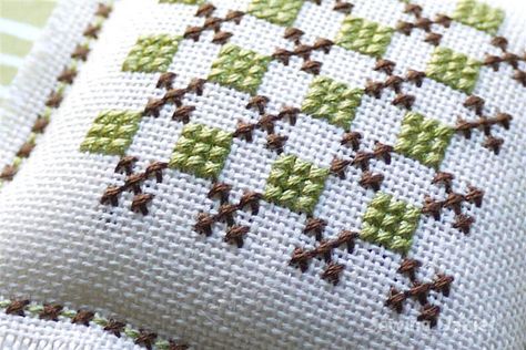 123 Cross Stitch, Bargello Patterns, Cross Stitch Cushion, Cross Stitch Tutorial, Cross Stitch Geometric, Birds Embroidery Designs, Tiny Cross Stitch, Simple Cross, Crochet Bag Pattern Free