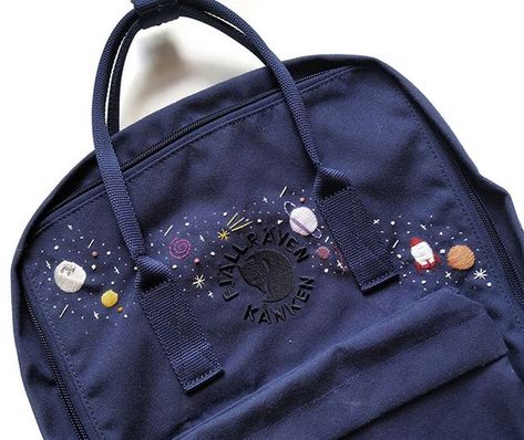 Space theme Kånken is one of the most popular design. Get yours and show your friends and family that you love them to the Moon and back 🌌🌑🚀🌟 . . . #hoopsandexpectations #kankenbyhoops #kanken #kankenclassic #kankenbackpack #embroiderykanken #embroideredkanken #fjallraven #fjallravenkanken #customkanken #mykankenart #kankenart #kankenembroidery #kankenbroidery #embroidery #embroideryart #embroiderydesign #handembroidery #modernembroidery #dmcthreads #dmcembroidery Kanken Aesthetic, Kanken Embroidery, Cute Embroidery Patterns, Clothes Embroidery Diy, Embroidered Backpack, Upcycle Clothes Diy, Diy Embroidery Kit, Diy Embroidery Designs, Backpack Decoration