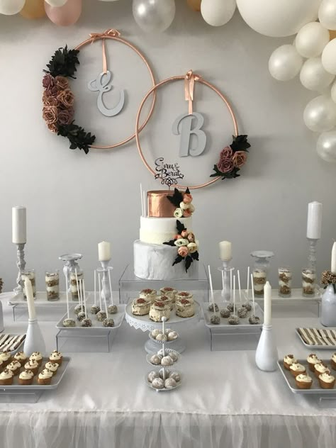 Stunning Winter Wedding Table setting, white with pops of rose gold White Wedding Table Setting, Winter Table Setting, Winter Wedding Table, Idee Babyshower, Tafel Decor, Wedding Table Setting, Vintage Wedding Hair, Gold Wedding Decorations, Winter Table