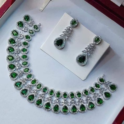 Marriage Vibes, Green Glamour, Bridle Dress, Bridal Boutique Interior, Bridal Wedding Jewellery, Wedding Jewellery Designs, Pink Jewelry Set, Desi Jewelry, Ear Tops