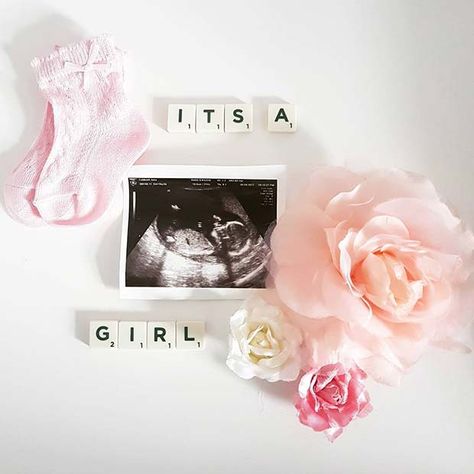 14 Creative Baby Gender Reveal Ideas - MomCanvas Gender Reveal To Tell Family, Photo Gender Reveal Ideas, Baby Gender Announcement Ideas, Baby Girl Gender Announcement, Girl Announcement Ideas, Baby Girl Announcement Ideas, Cool Gender Reveal Ideas, Gender Announcement Ideas, Gender Reveal Photo Ideas