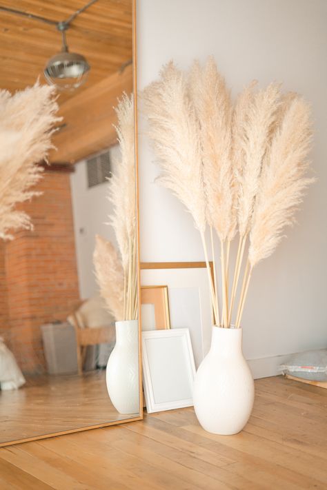 Floor Vase Fillers, Corner Decoration, Dorm Room Styles, Dried Pampas, Bedroom Interior Design Luxury, Pampas Grass Decor, Bedroom Table, Boho Interiors, Home Office Bedroom