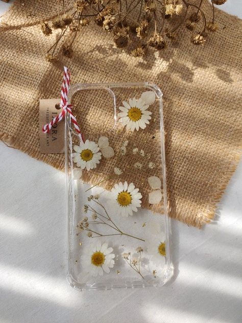 Resin Mobile Case, I Phone Cover Aesthetic, Resin Cover Phone, Resin Phone Case Ideas, Resin Phone Cover, Resin Mobile Cover, Mobile Case Diy, Diy Resin Phone Case, Daisy Iphone Case