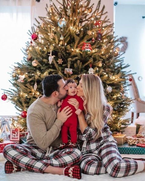 Baby's First Christmas Photoshoot, Christmas Pictures Of Baby, Christmas Photos With Infant, Infant Xmas Photo Ideas, Family First Christmas Pictures, Baby With Christmas Tree, First Family Christmas Photos With Baby, Family Christmas Pictures With Infant, Christmas Pictures Babies