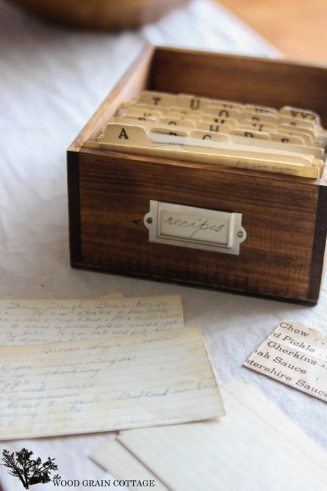 How to make a recipe box out of fruit crates Recipe Box Diy, Recipe Card Box, Recipe Box Wooden, Recipe Holder, Fruit Crate, Diy Recipe, Diy Holz, Diy Box, Hinged Lid