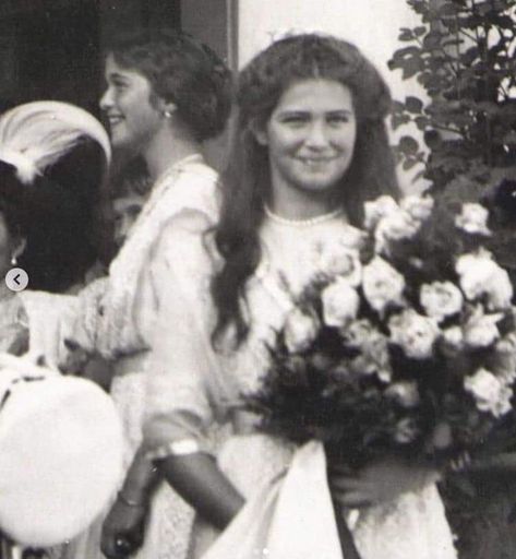 Maria with Olga in the background Olga Romanov, Maria Nikolaevna, Familia Romanov, Romanov Sisters, Anastasia Romanov, Princesa Real, Grand Duchess Olga, House Of Romanov, Alexandra Feodorovna