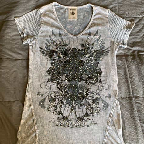 Nwt Vocal Boutique Top! Size Small Tons Of Bling Affliction Clothing Women Outfits, 2000s Tshirts, Esoteric Clothes, Mcbling Clothing, 2000 Fashion Outfits, 2000 Tops, 2000s Shirts, Poshmark Clothes, Sinful Clothing