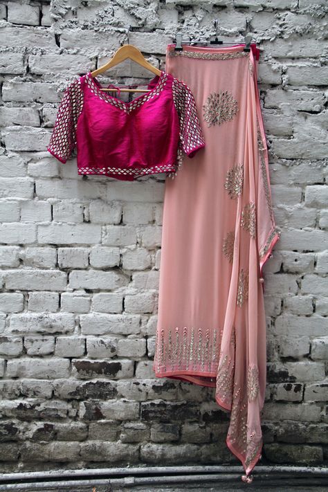 Best site to plan a modern Indian wedding, WedMeGood covers real weddings… Peach Combination Outfits Indian, Peach Pink Saree, Peach Colour Saree, Saree Outfits, Magenta Blouse, Salwar Design, Stylish Kurtis, Peach Saree, Sari Design