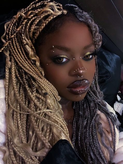 Cool Piercings Face, Cute Facial Piercings, Punk Rock Makeup, Emo Piercings, Piercings Face, Punk Rock Hair, Punk Costume, Afro Goth, Rock Makeup