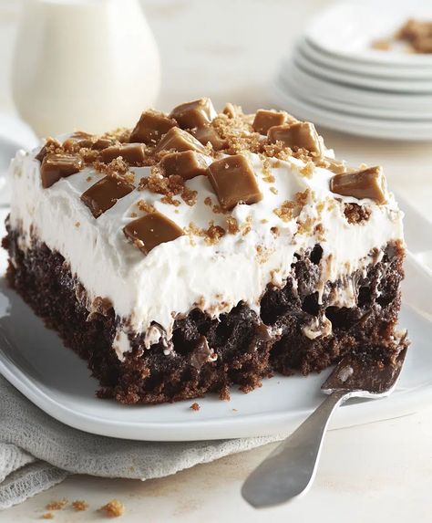 Heath Bar Poke Cake Recipe - elianarecipes.com Marble Poke Cake, Heath Bar Poke Cake Recipe, Heath Poke Cake Recipes, Heath Cake Recipe, Heath Poke Cake, Heathbar Cake, Heath Bar Recipes, Heath Bar Poke Cake, Candy Bar Cake Recipes