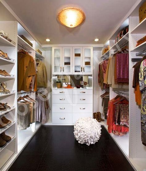 17 Cool Feminine Closets You Will Want To Have Them Immediately Transitional Closet, Rustic Closet, A Walk In Closet, Closet Factory, Contemporary Closet, Armoire Dressing, Grand Dressing, Dressing Design, Walking Closet