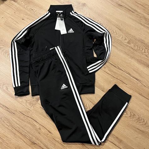 Workout Clothes Adidas, Adidas Tracksuit Women, Adidas Track Pants Outfit, White Adidas Tracksuit, Ensemble Adidas, Adidas Clothes, Black Adidas Jacket, Adidas Outfits, Track Suits Women