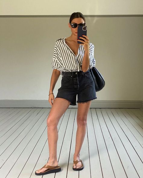 Black Linen Shorts Outfit, Black Denim Shorts Outfit, Looks Com Short Jeans, Look Short Jeans, Denim Shorts Outfit Summer, Looks Com Short, Classic Summer Outfits, Black Shorts Outfit, Jean Short Outfits