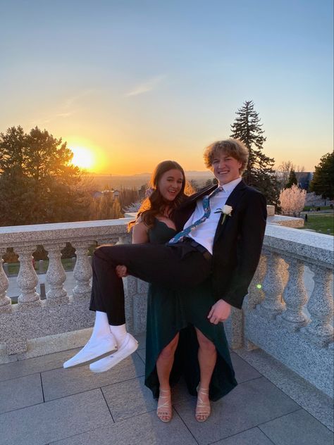 Cute Prom Poses, Prom Poses For Couples, Prom Photos Couple, Couples Homecoming Pictures, Prom Couple Pictures, Prom Photo Poses, Couple Prom Pictures, Couples Prom Pictures, Funny Couple Poses