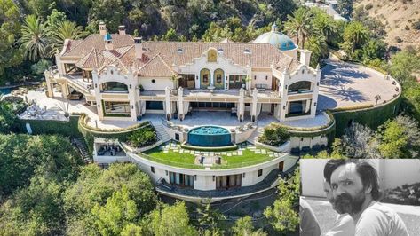 The Los Angeles mansion originally listed for $85 million in late January. Still unsold in May, the price has been bumped down to $70 million. The post Luxury mansion on site of Manson murders takes $15M price cut appeared first on MIAMI REALTORS®. Franklin House, Beverly Hills Mansion, Beverly Hills Houses, Plans Architecture, Mega Mansions, Swim Up Bar, Resort Style Pool, Sharon Tate, Fire Features