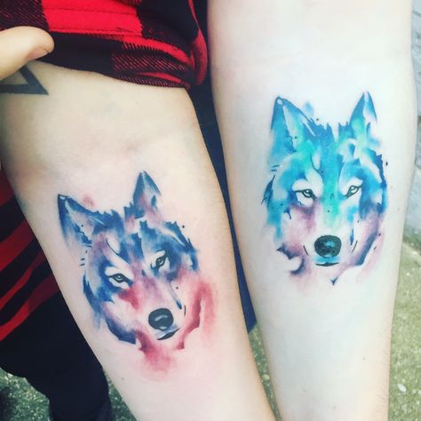 In love with our matching best friend tattoos 😻 Matching Wolf Tattoos, Couples Wolf Tattoos, Mommy Daughter Tattoos, Wolf Link, Couples Tattoos, Matching Best Friend Tattoos, Tattoo Board, Dot Tattoos, Wolf Tattoo Design