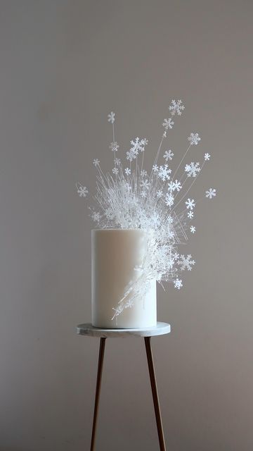 Winter Theme Cake Ideas, Winter Cakes Birthday, Winter Wonderland Cake Ideas, Winter Cake Decorating, Winter Wonderland Birthday Cake, Snowflake Birthday Cake, Winter Cake Ideas, Winter Themed Cake, Wedding Cake Christmas