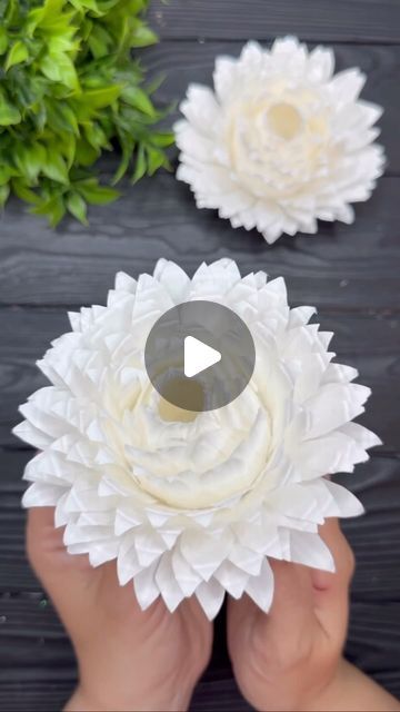 Baking Paper Craft, Diy Paper Cup Crafts, Tissue Paper Flowers Easy, Coffee Filter Flowers Diy, Craft Paper Flowers, Paper Cup Crafts, Cupcake Paper, Tissue Paper Art, Paper Flowers Diy Easy