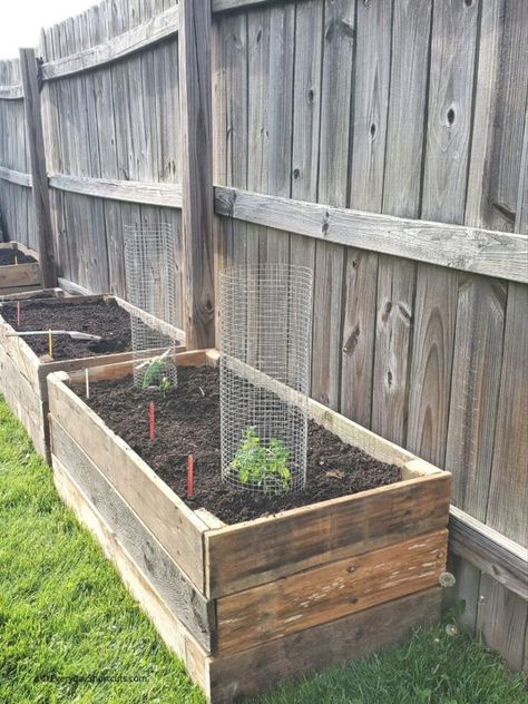 Pallet Garden Box, Wood Garden Beds, Above Ground Garden, Raised Garden Beds Diy Vegetables, Pallet Projects Garden, Raised Garden Bed Plans, Garden Boxes Raised, Building Raised Garden Beds, Building A Raised Garden