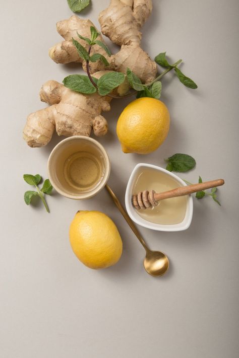 Grey Pastel Background, Immune Boosting Tea, Honey And Lemon Drink, Tea With Honey, Ginger Lemon Tea, Lemon Water Health Benefits, Tea For Colds, Honey Drink, Honey Ginger