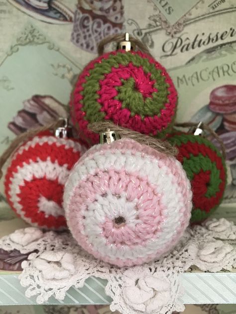 Christmas Baubles Crochet, Crocheted Ornaments, Crochet Baubles, Crochet Spiral, Crochet Christmas Ornaments Free, Crochet Holiday, Spiral Crochet, Crochet Ornament Patterns, Crocheted Christmas