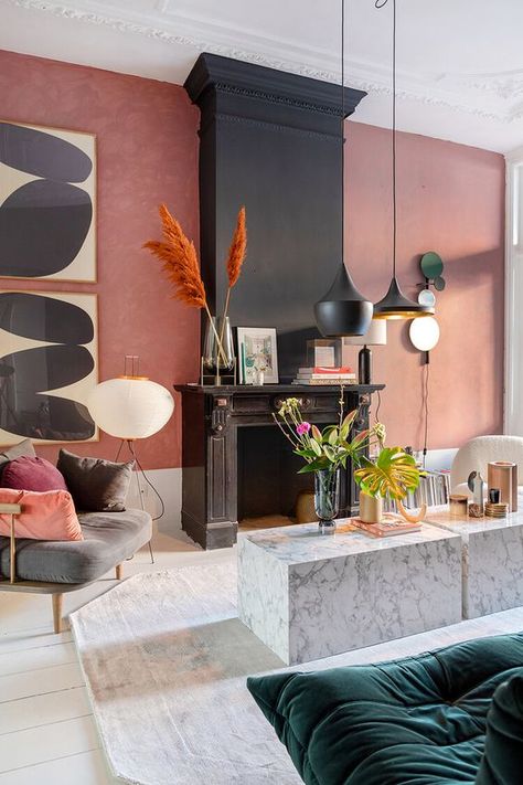 Estilo Kitsch, Pink Accent Walls, Bold Living Room, Pink Living Room, Accent Walls In Living Room, Trendy Living Rooms, Style Deco, Eclectic Interior, New Living Room