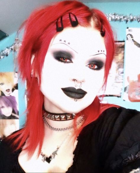 Mall Goth Makeup 90s, Mallgoth Hair, Red Goth Hair, Mall Goth Hairstyles, Red Goth Makeup, Mall Goth Hair, Mall Goth Makeup, Goth Eye Makeup, Dark Makeup Looks