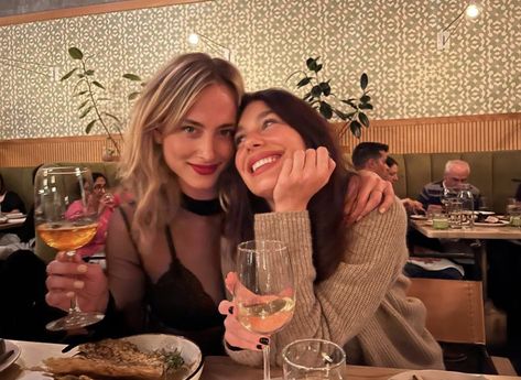 Gals Night, Cami Morrone, Leonardo Dicaprio Girlfriend, Apple City, Camila Morrone, Super Rich Kids, Friends Group, Suki Waterhouse, Brunette To Blonde