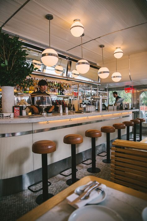 The Chicest Diner in New York - The Londoner Diner Interior, Breakfast Diner, Diner Aesthetic, Architecture Restaurant, Diner Restaurant, Diner Decor, Vintage Diner, Retro Cafe, Retro Diner