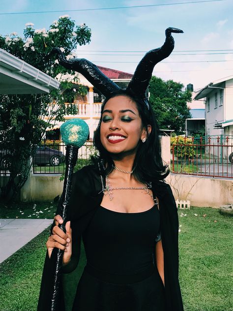 Maleficent cosplay Homemade Maleficent Costume, Malificent Makeup Simple, Melefasent Costume, Maleficent Halloween Costume Diy, Last Minute Villain Costume, Malificent Fairy Costume Diy, Maleficent Costume Ideas, Maleficent Costume Women, Maleficent Original