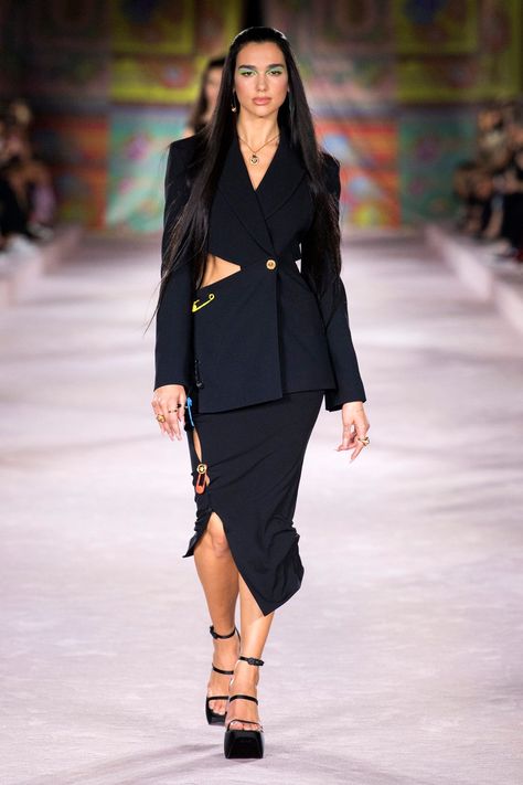 2022 Fashion Show, Versace Runway, Versace Spring, Versace Fashion, Men Fashion Show, Versace Collection, Donatella Versace, Spring Summer 2022, 2022 Fashion