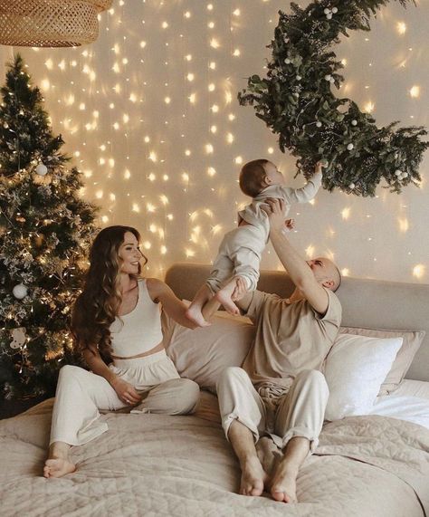 Life Style Christmas Photos, Christmas Photoshoot On Bed, Indoor Holiday Mini Sessions, Christmas 2023 Photoshoot, Living Room Family Photoshoot Christmas, Christmas Photo At Home, Neutral Christmas Photos Family Indoor, Christmas Lifestyle Photoshoot, Christmas Photos In Bed