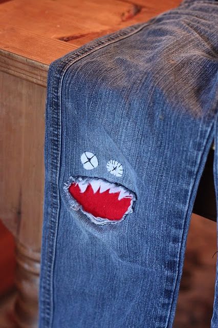 Monster knee patch - perfect for Brennen who gets a whole in EVERY single pair of pants within 2 weeks of buying them. Couture Bb, Make Do And Mend, Denim Projects, Sew Ins, Visible Mending, Knee Patches, Creation Couture, Couture Sewing, Diy Couture