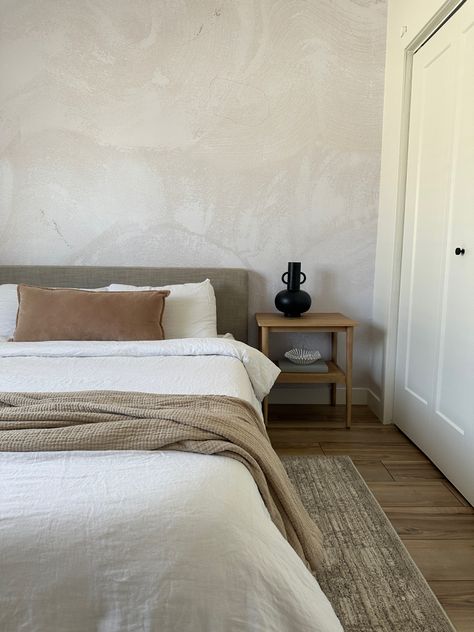 Sand Limewash Walls, Limewash Bedroom Accent Wall, Neutral Wallpaper Home, Linen Wallpaper Bedroom, Guest Bedroom Wallpaper, Photoshoot Angles, Limewash Bedroom, Stone Mural, Scandi Style Bedroom