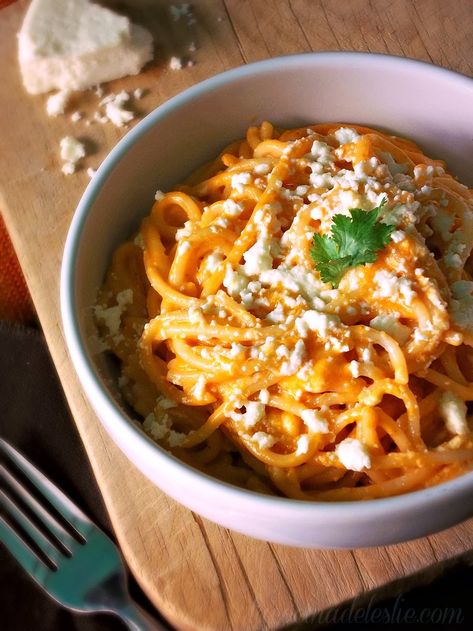 Mexican Spaghetti, Taco Spaghetti, Mexican Crema, Hispanic Kitchen, Easy Spaghetti, Pasta Pizza, Hispanic Food, Spaghetti Recipes, Latin Food