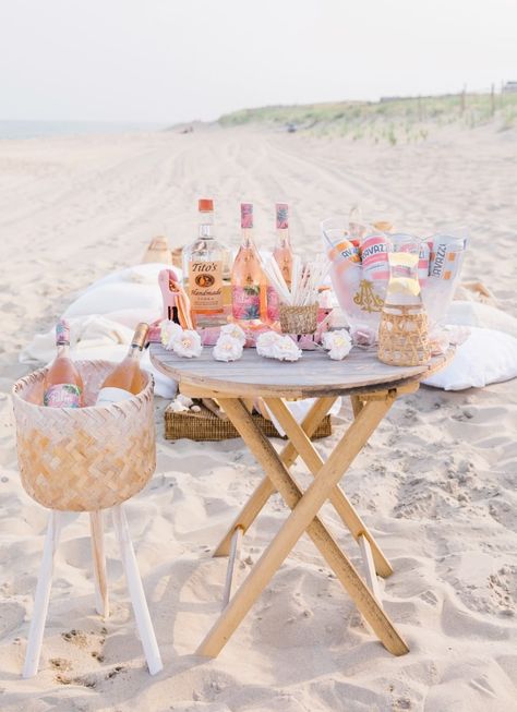 Cute Party Ideas, Beach Dinner Parties, Beach Picnic Party, Picnic Dinner, Birthday Picnic, Beach Dinner, Backyard Picnic, Picnic Inspiration, Picnic Decorations