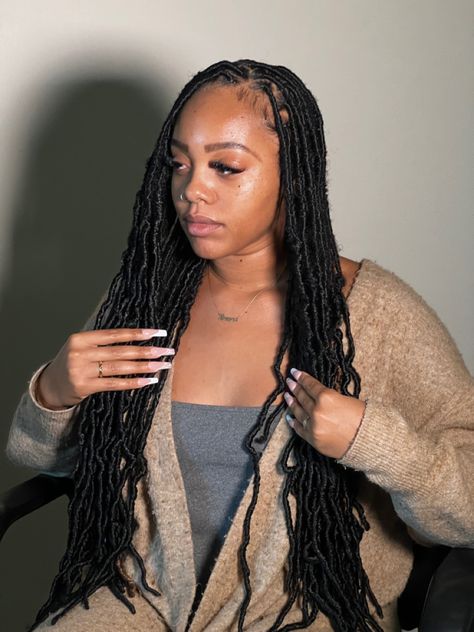 Soft Knotless Locs, Barrel Twist Soft Locs Women, Soft Locs Knotless, Seren Locs Hairstyles, Flat Faux Locs, Flat Soft Locs, Soft Faux Locs Medium Length, Soft Locks Hairstyle, Medium Soft Locs Hairstyles